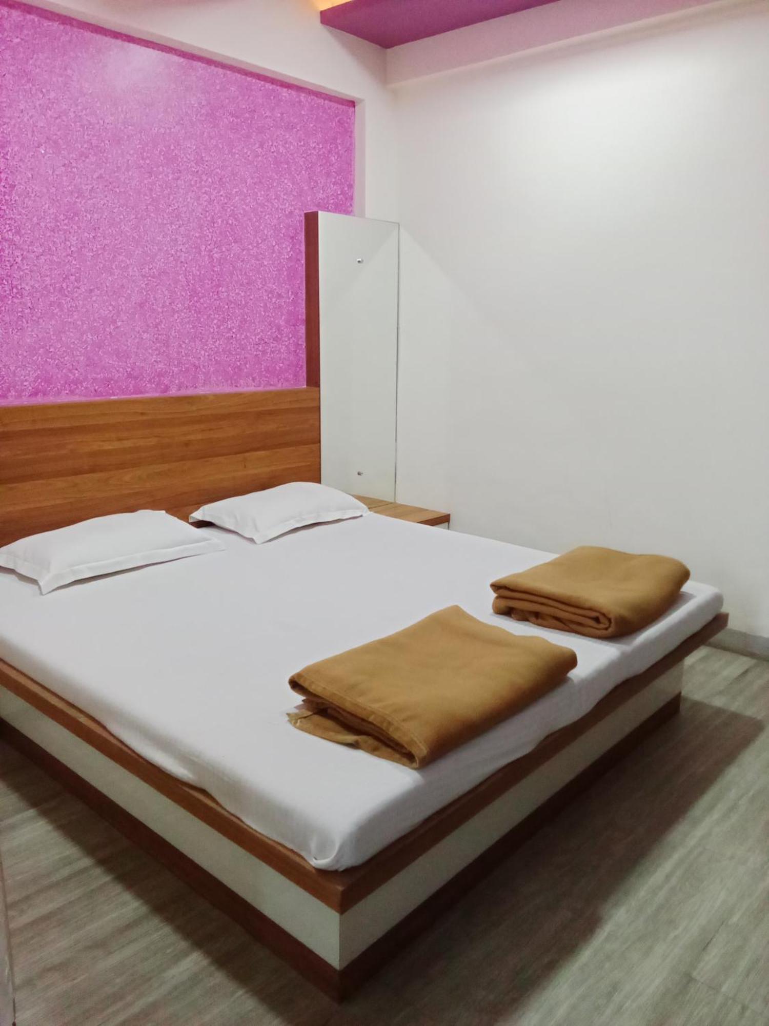 Hotel Shreejay Mahād Eksteriør billede